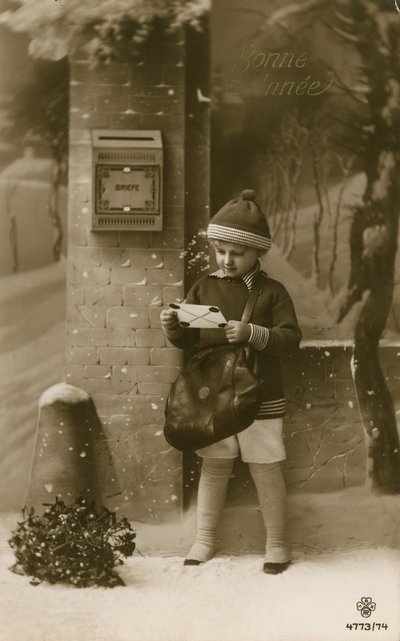 手紙を投稿しようとしている子供 作： French Photographer